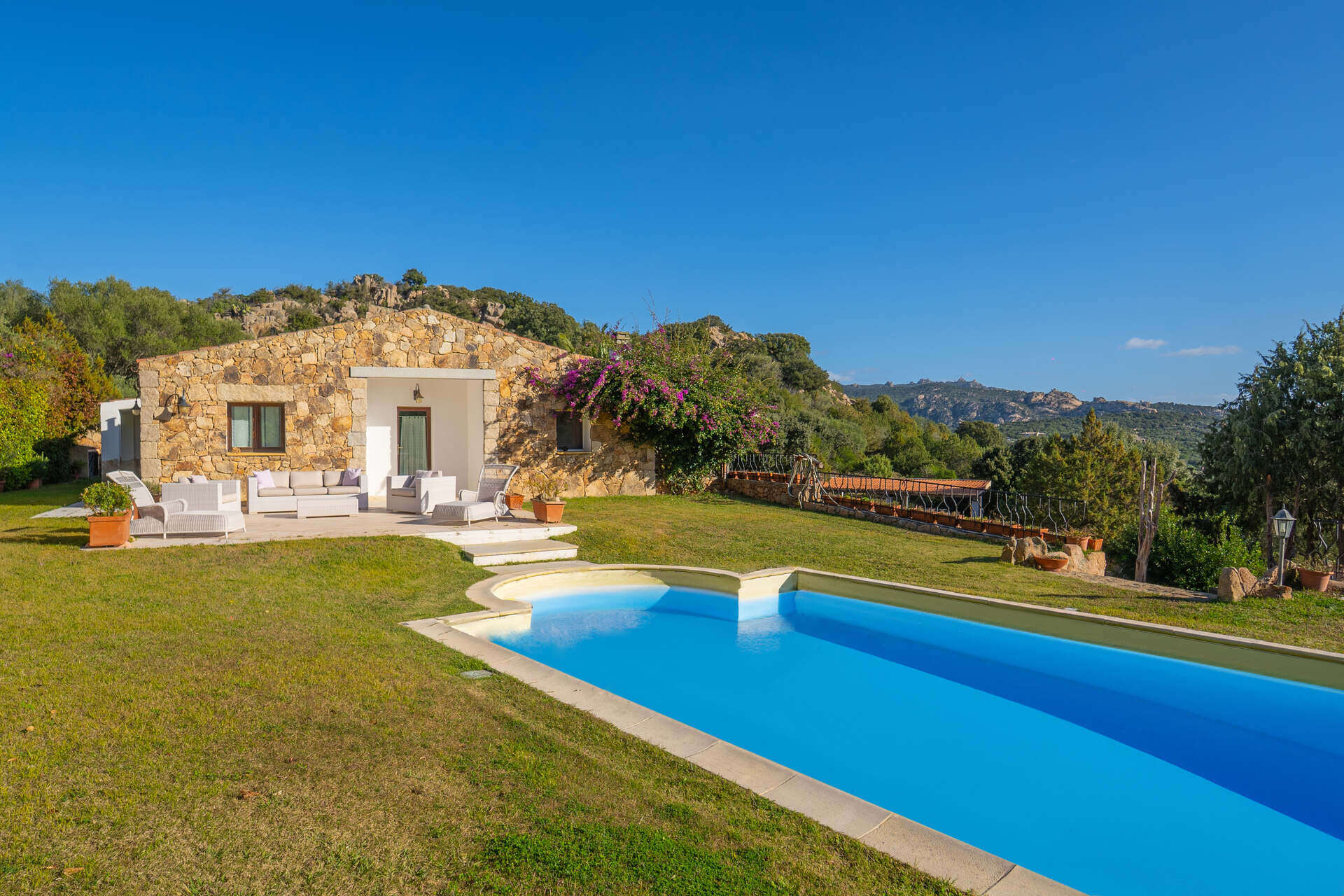 Villa di lusso con piscina e vista sulle montagne di San Pantaleo