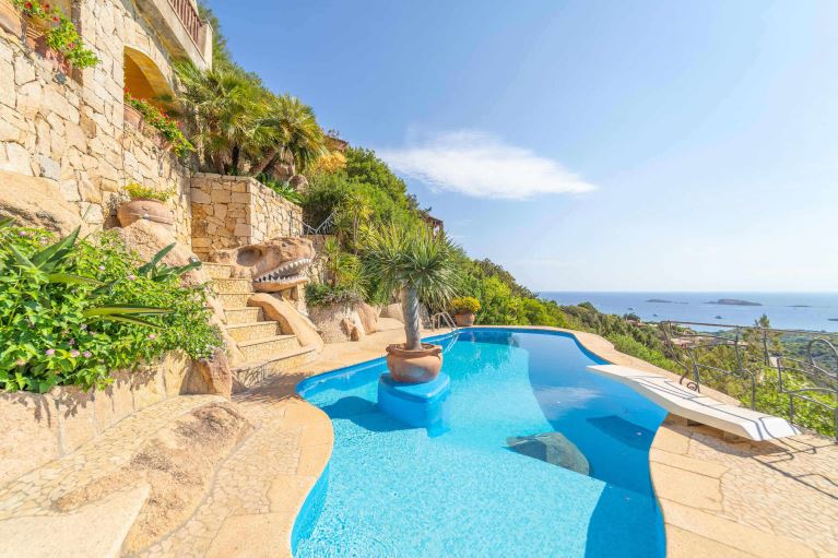 Luxurious villa set in the rock Pantogia