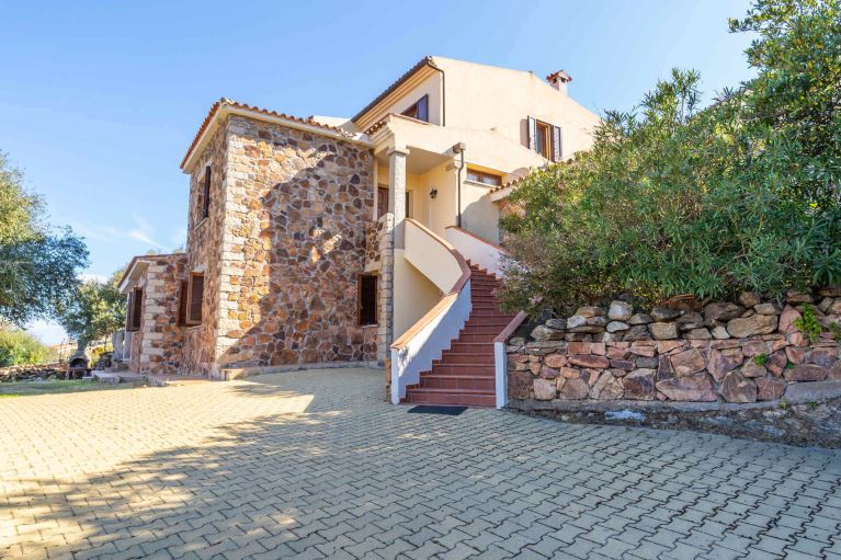 Detached house with sea view Tanaunella
